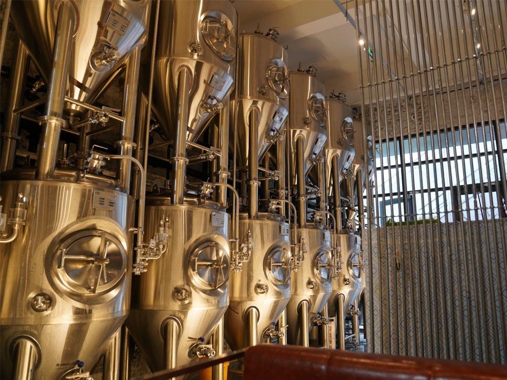 Does a Mirror-Polished Fermentation Tank Improve Yeast and Hop Sedimentation?